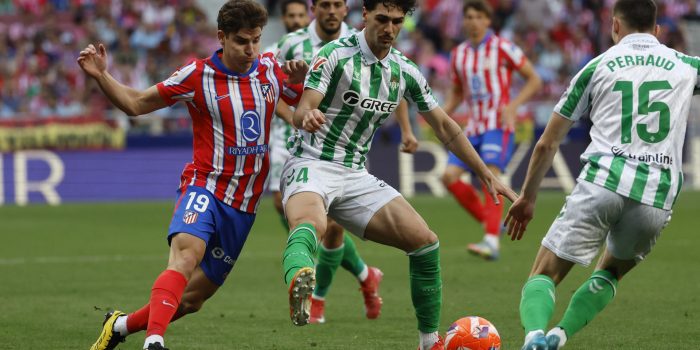 El centrocampista estadounidense Johnny Cardoso (c) disputa la posesión del balón con el delantero argentino del Atlético de Madrid Julián Álvarez (i) durante el partido de la jornada 37 de LaLiga Betis- Atlético de Madrid. EFE/ (Archivo 18/05/2025)/ Mariscal