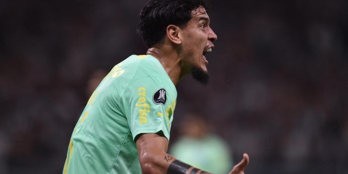 Gustavo Gómez de Palmeiras reclama hoy, en un partido de los octavos de final de la Copa Libertadores entre Atlético Mineiro y Palmeiras en el estadio Minerao en Belo Horizonte (Brasil). EFE/ Yuri Edmundo