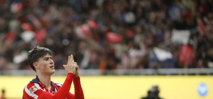 Armando González de Guadalajara celebra un gol el sábado, en un partido de la Liga MX entre Guadalajara y América disputado en el Estadio Akron, en Guadalajara (México). EFE/ Francisco Guasco