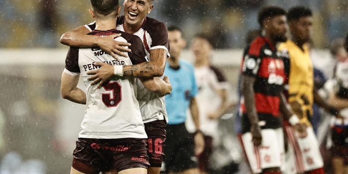 Matías Sepúlveda (atrás) celebra con Felipe Peña Biafore (i) de Lanús este jueves al ganar la Recopa Sudamericana en Rio de Janeiro (Brasil) ante Flamengo. EFE/ Andre Coelho