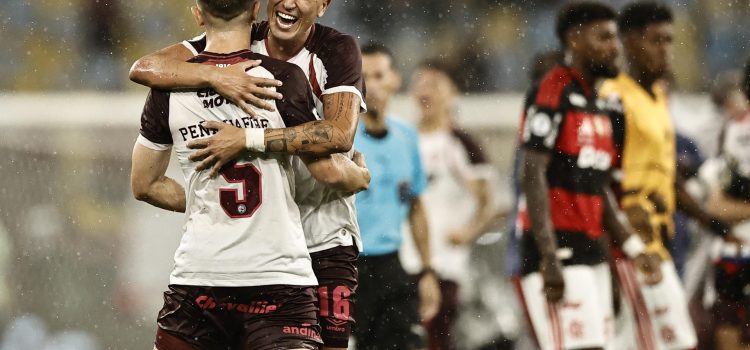 Matías Sepúlveda (atrás) celebra con Felipe Peña Biafore (i) de Lanús este jueves al ganar la Recopa Sudamericana en Rio de Janeiro (Brasil) ante Flamengo. EFE/ Andre Coelho