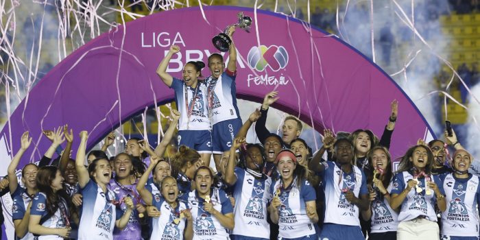 Jugadoras de Pachuca festejan con el trofeo de campeonas este lunes, al finalizar el partido de vuelta de la final del torneo Clausura 2025 de la Liga MX entre América y Pachuca en el estadio de Ciudad de los Deportes en Ciudad de México (México). EFE/ Sáshenka Gutiérrez