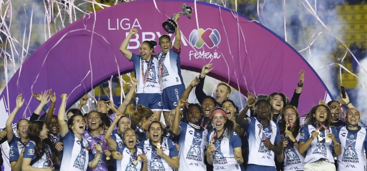 Jugadoras de Pachuca festejan con el trofeo de campeonas este lunes, al finalizar el partido de vuelta de la final del torneo Clausura 2025 de la Liga MX entre América y Pachuca en el estadio de Ciudad de los Deportes en Ciudad de México (México). EFE/ Sáshenka Gutiérrez