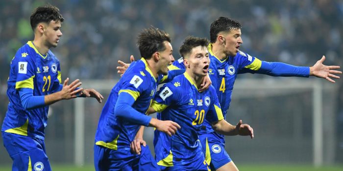 El jugador de Bosnia y Herzegovina Esmir Bajraktarevic (C) celebra el 2-1 durante el partido de clasificación jugado en Zenica, Bosnia y Herzegovina. EFE/EPA/NIDAL SALJIC