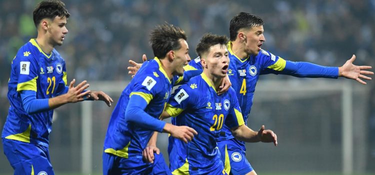 El jugador de Bosnia y Herzegovina Esmir Bajraktarevic (C) celebra el 2-1 durante el partido de clasificación jugado en Zenica, Bosnia y Herzegovina. EFE/EPA/NIDAL SALJIC