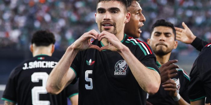 El defensor de la selección mexicana Johan Vasquez (5) conmemora el gol de cabeza anotado este sábado a la selección de Australia en un partido amistoso jugado en Rose Bowl Stadium de Los Angeles (California). EFE/EPA/CHRIS TORRES