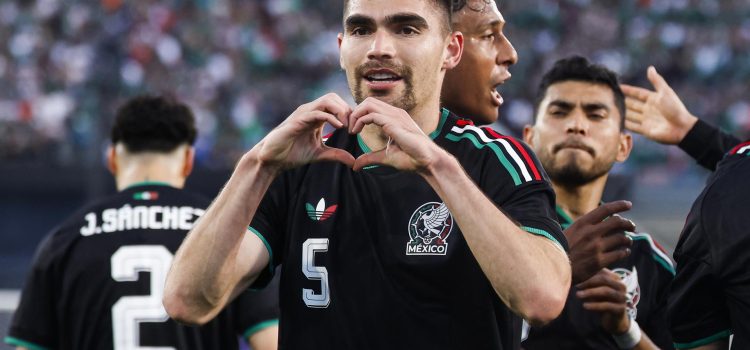 El defensor de la selección mexicana Johan Vasquez (5) conmemora el gol de cabeza anotado este sábado a la selección de Australia en un partido amistoso jugado en Rose Bowl Stadium de Los Angeles (California). EFE/EPA/CHRIS TORRES