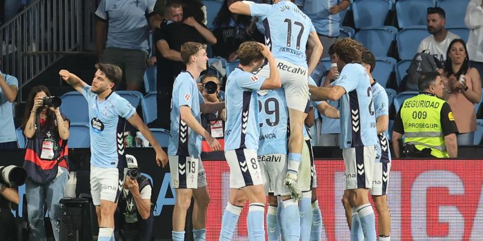 Los jugadores del Celta celebran su gol contra el Sevilla, durante el partido dela jornada 38 de LaLiga, este sábado en el Estadio de Balaídos. EFE/ Salvador Sas
