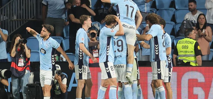 Los jugadores del Celta celebran su gol contra el Sevilla, durante el partido dela jornada 38 de LaLiga, este sábado en el Estadio de Balaídos. EFE/ Salvador Sas