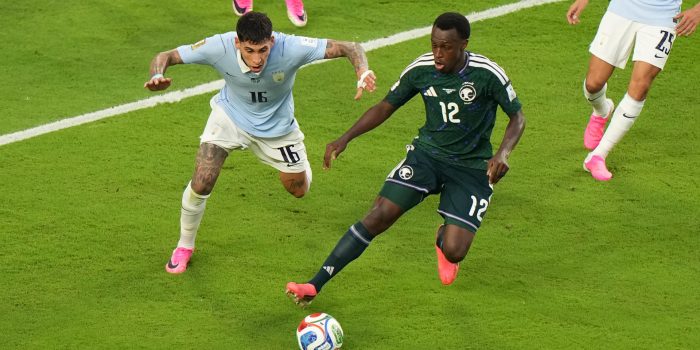 El futbolista Saud Abdulhamid (d), de Arabia Saudí, durante el partido disputado por su selección el pasado 15 de junio contra la de Uruguay en el Mundial FIFA 2026. EFE/ Alberto Boal