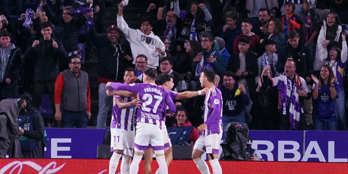 Los jugadores del Valladolid celebran el primer gol ante el Barcelona, durante el partido de Liga en Primera División que Real Valladolid y FC Barcelona disputaron en el estadio José Zorrilla. EFE/R. García