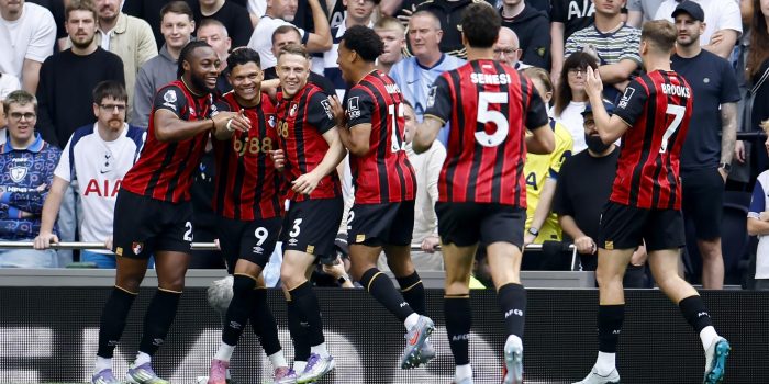 El jugador Evanilson (2I), del Bournemouth, celebra el único gol del partido durante el partido de la Premier League que han jugado Tottenham Hotspur y AFC Bournemouth, en Londres, Reino Unido. EFE/EPA/TOLGA AKMEN