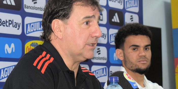 El técnico de la selección Colombia, Néstor Lorenzo, en rueda de prensa en Barranquilla. El argentino reconoció las dificultades que tendrá su equipo por la ausencia de Luis Díaz ante Perú en la fecha 15 de las eliminatorias sudamericanas. EFE/ Hugo Penso