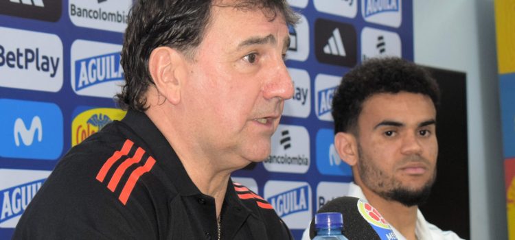El técnico de la selección Colombia, Néstor Lorenzo, en rueda de prensa en Barranquilla. El argentino reconoció las dificultades que tendrá su equipo por la ausencia de Luis Díaz ante Perú en la fecha 15 de las eliminatorias sudamericanas. EFE/ Hugo Penso