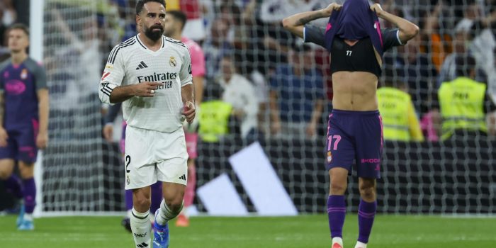 El defensa del Real Madrid, Dani Carvajal, tras conseguir el primer gol del equipo madridista durante el encuentro correspondiente a la sexta jornada de Laliga EA Sports que disputaron Real Madrid y Espanyol en el estadio Santiago Bernábeu, en Madrid. EFE / Kiko Huesca.