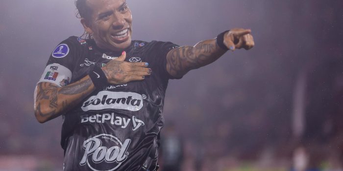 El goleador colombiano de 39 años Dayro Moreno celebra el 20 de agosto los dos goles a que aportó a la clasificación de Once Caldas a expensas de Huracán en el estadio bonaerense Tomás Adolfo Ducó. EFE/ Juan Ignacio Roncoroni