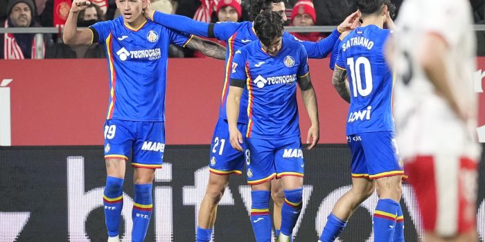 El delantero argentino del Getafe Luis Vázquez (i) celebra su gol durante el partido de la jornada 21 de LaLiga entre el Girona FC y el Getafe CF, este lunes en el estadio municipal de Montilivi. EFE/David Borrat.