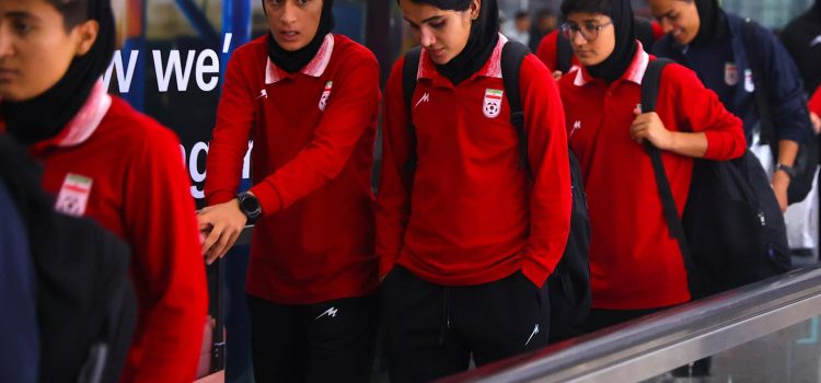 Fotografía del 11 de marzo de 2026 de la selección nacional femenina de fútbol de Irán a su llegada al Aeropuerto Internacional de Kuala Lumpur en Sepang, Malasia. EFE/EPA/FAZRY ISMAIL