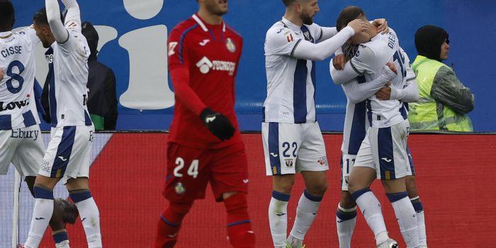 El delantero del Leganés Diego García (d) celebra con sus compañeros tras marcar el 1-0 durante el partido de la jornada 26 de LaLiga EA Sports que enfrentó al Leganés y al Getafe, este domingo, en el estadio Municipal de Butarque. EFE/Chema Moya