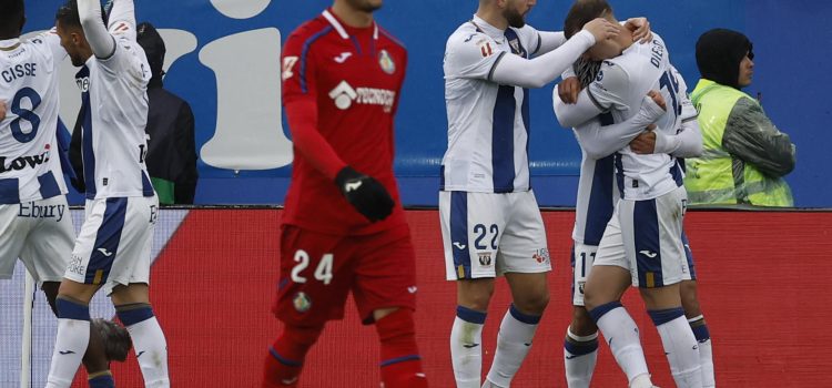 El delantero del Leganés Diego García (d) celebra con sus compañeros tras marcar el 1-0 durante el partido de la jornada 26 de LaLiga EA Sports que enfrentó al Leganés y al Getafe, este domingo, en el estadio Municipal de Butarque. EFE/Chema Moya