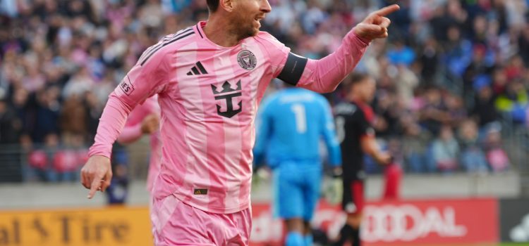 Lionel Messi celebra este sábado el gol anotado para la victoria del Inter Miami sobre el DC Uniteden el M&T Bank Stadium de Baltimore. EFE/ Octavio Guzmán