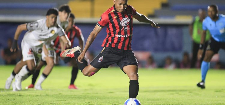 Ángel Valencia, de Sporting San Miguelito, patea un penalti en partido de la Copa Centroamericana ante el Diriangén. EFE/Bienvenido Velasco