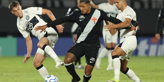 Juan Fernando Alfaro (i) y Mateo Gamarra (d), de Olimpia, disputan un balón con David Corrêa, de Vasco da Gama, este miércoles en un partido de la Copa Sudamericana en el estadio Defensores del Chaco, en Asunción. EFE/ Juan Pablo Pino