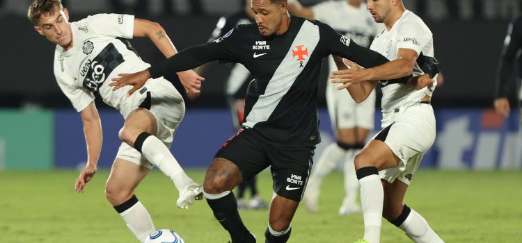 Juan Fernando Alfaro (i) y Mateo Gamarra (d), de Olimpia, disputan un balón con David Corrêa, de Vasco da Gama, este miércoles en un partido de la Copa Sudamericana en el estadio Defensores del Chaco, en Asunción. EFE/ Juan Pablo Pino