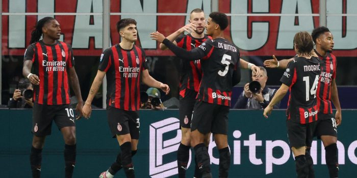 El jugador del AC Milan celebra el gol de Strahinja Pavlovic durante el partido de la Serie A que han jugado AC Milan y AS Roma en Milan, Italia. EFE/EPA/Roberto Bregani