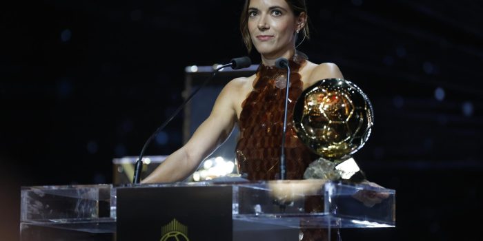 La futbolista del F.C. Barcelona Aitana Bonmatí recibe el Balón de Oro femenino en la gala celebrada este lunes en París. EFE/ Mohammed Badra