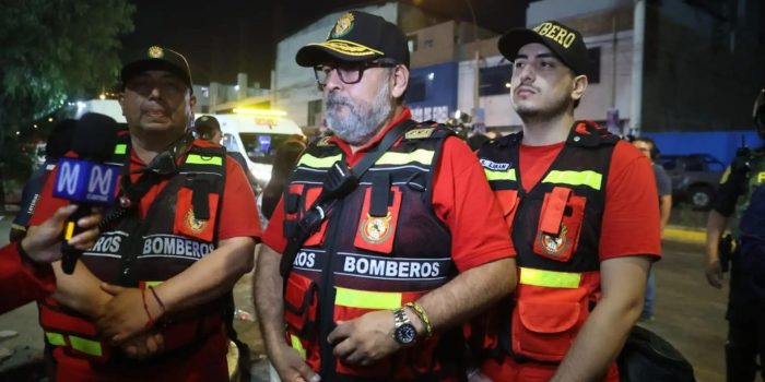 Fotografía cedida por la Agencia Peruana de Noticias Andina hecha al comandante del Cuerpo General de Bomberos de Lima, Marco Pajuelo (c) durante una conferencia de prensa en la que explica este viernes las circunstancias en que por lo menos un hincha murió y 47 más quedaron heridos durante una concentración en el Estadio Alejandro Villanueva, sede del club peruano Alianza Lima. EFE/ Andina / Melina Mejía /SOLO USO EDITORIAL/ CRÉDITO OBLIGATORIO.