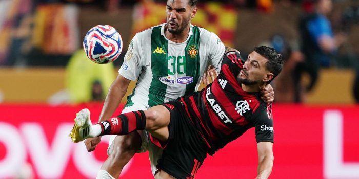 El creativo uruguayo de Flamengo, Giorgian de Arrascaeta (d), resiste la marca del defensor Khalil Guenichi de Esperánce Tunis (i) durante el partido del Mundial de Clubes que el equipo rojinegro brasileño ganó por 2-0 en Filadelfia. EFE/EPA/WILL OLIVER