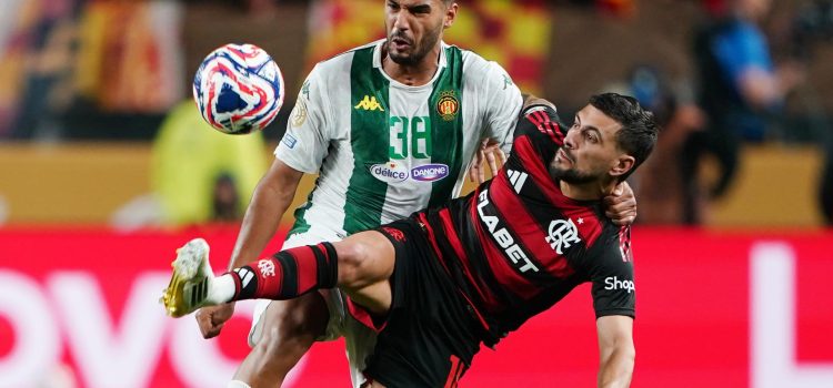 El creativo uruguayo de Flamengo, Giorgian de Arrascaeta (d), resiste la marca del defensor Khalil Guenichi de Esperánce Tunis (i) durante el partido del Mundial de Clubes que el equipo rojinegro brasileño ganó por 2-0 en Filadelfia. EFE/EPA/WILL OLIVER