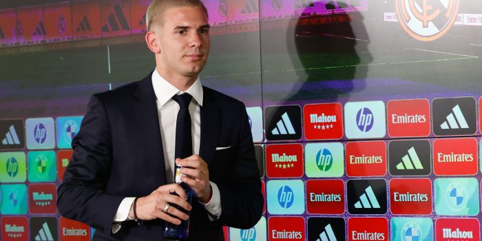 El extremo argentino Franco Mastantuono, tras su presentación como nuevo jugador del Real Madrid este jueves en Valdebebas. EFE/ Chema Moya