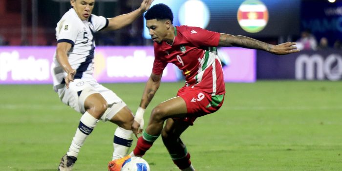José Rosales (i), de Guatemala, disputa el balón con Richonell Margaret, de Surinam, en un partido por las eliminatorias de Concacaf al Mundial 2026 entre Guatemala y Surinam en el estadio El Trébol, en Ciudad de Guatemala (Guatemala). EFE/ Fernando Ruiz