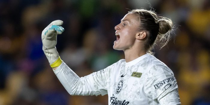 Sandra Paños portera de América femenil reacciona ante una jugada. EFE/Miguel Sierra