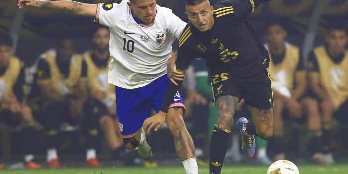 Roberto Alvarado (d), de México, en acción contra Diego Luna (i), de Estados Unidos, durante la final de la Copa Oro de la Concacaf entre EE.UU. y México en Houston, Texas (EE.UU.). EFE/CARLOS RAMIREZ