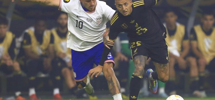 Roberto Alvarado (d), de México, en acción contra Diego Luna (i), de Estados Unidos, durante la final de la Copa Oro de la Concacaf entre EE.UU. y México en Houston, Texas (EE.UU.). EFE/CARLOS RAMIREZ