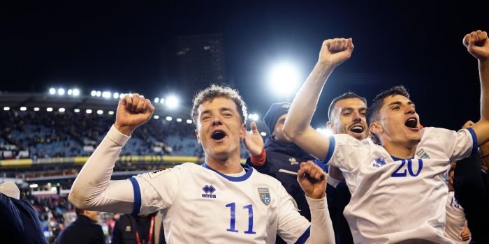 Los jugadores de Kosovo celebran su victoria sobre Suecia en la fase de clasificación para el Mundial. EFE/EPA/Adam Ihse