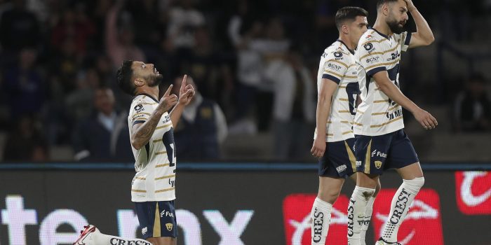 Nathanael Ananias (i) de Pumas celebra un gol durante un juego celebrado en el estadio Olímpico Universitario de Ciudad de México (México). Fotografía de archivo. EFE/ Isaac Esquivel