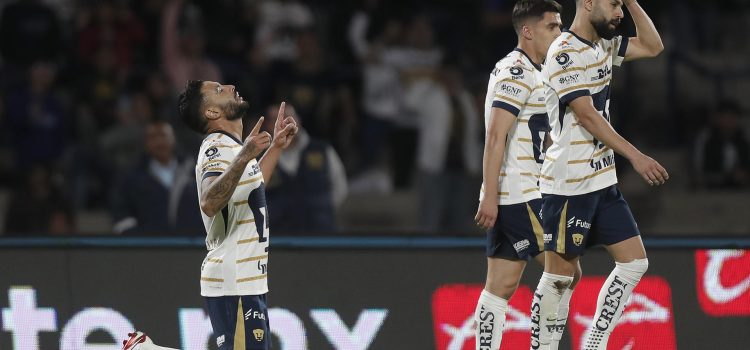 Nathanael Ananias (i) de Pumas celebra un gol durante un juego celebrado en el estadio Olímpico Universitario de Ciudad de México (México). Fotografía de archivo. EFE/ Isaac Esquivel