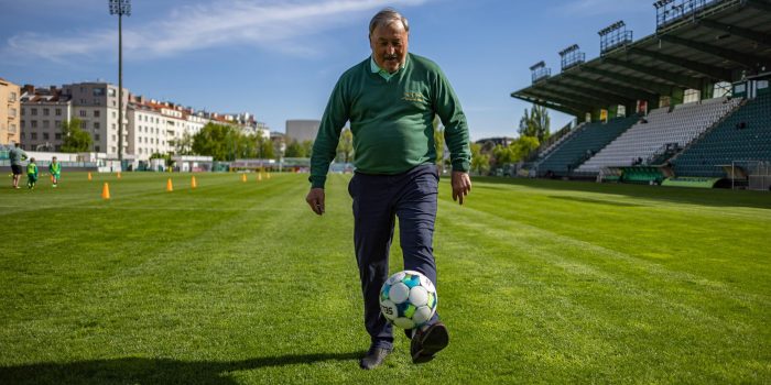 El exfutbolista checo Antonin Panenka en el Estadio Dolicek del Bohemians Praga 1905, donde jugó la mayor parte de su carrera profesional. EFE/EPA/MARTIN DIVISEK