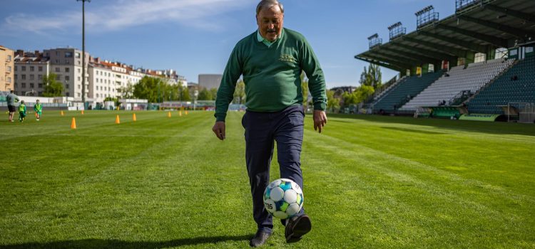 El exfutbolista checo Antonin Panenka en el Estadio Dolicek del Bohemians Praga 1905, donde jugó la mayor parte de su carrera profesional. EFE/EPA/MARTIN DIVISEK