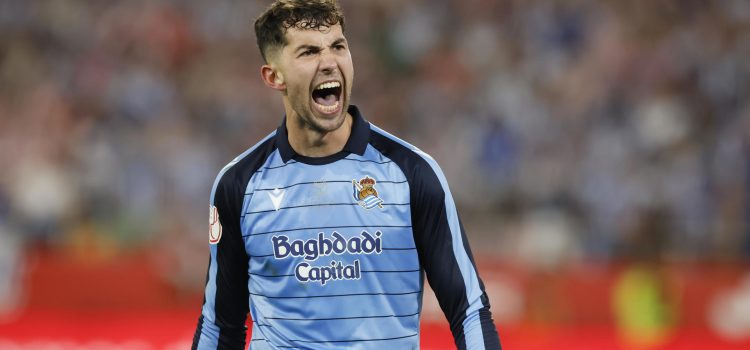 El guardameta de la Real Sociedad Unai Marrero tras parar el penalti de Alexander Sørloth durante la final de la Copa del Rey que enfrenta a Atlético de Madrid y Real Sociedad en el estadio de La Cartuja, en Sevilla. EFE/José Manuel Vidal