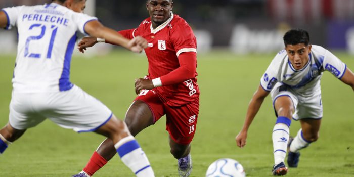 Tilman Palacios (c), de América,. disputa el balón con Erick Perleche, de Alianza Atlético, en un partido de la fase de grupos de la Copa Sudamericana entre América de Cali y Alianza Atlético en el estadio Olímpico Pascual Guerrero en Cali (Colombia). EFE/Ernesto Guzmán Jr