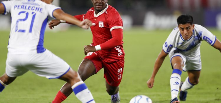 Tilman Palacios (c), de América,. disputa el balón con Erick Perleche, de Alianza Atlético, en un partido de la fase de grupos de la Copa Sudamericana entre América de Cali y Alianza Atlético en el estadio Olímpico Pascual Guerrero en Cali (Colombia). EFE/Ernesto Guzmán Jr