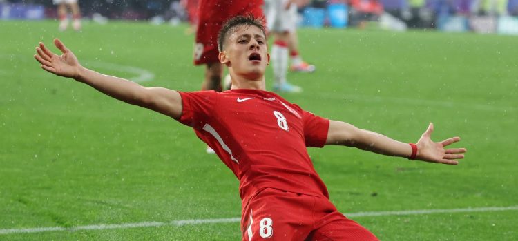-FOTODELDÍA- Dortmund (Alemania), 18/06/2024.- El jugador de Turquía Arda Güler celebra tras marcar el 2-1 durante el partido de la Eurocopa 2024 que disputan Turquía y Georgia en Dortmund, Alemania. EFE/CHRISTOPHER NEUNDORF