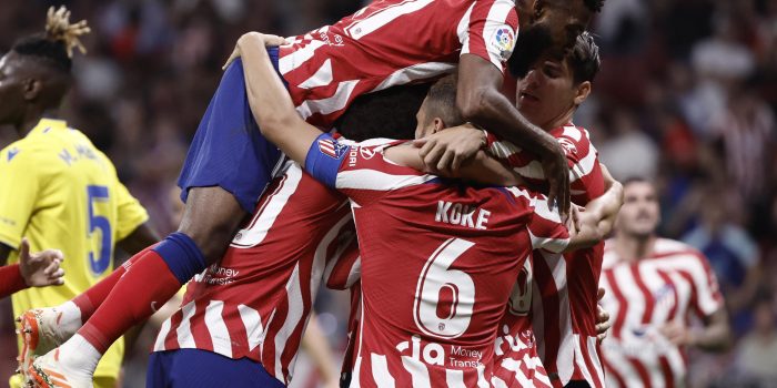 Los jugadores del Atlético festejan uno de sus cinco goles del pasado miércoles al Cádiz. EFE/SERGIO PEREZ