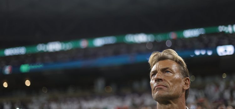 Fotografía de Antonio Lacerda, en la que puede verse en una imagen de archivo del 30 de noviembre de 2022 al técnico francés Herve Renard, entonces al frente de la selección de Arabia Saudí. EFE