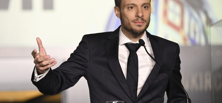 Fotografía de Fernando Veludo en la que se ve al entrenador del Oporto, el argentino Martín Anselmi, en una imagen de archivo durante su presentación como técnico del equipo portugués en enero de 2025. EFE